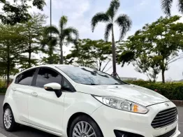 Xe cực hiếm, màu trắng nội thất đen