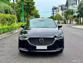 Xe màu đen, nột thất nâu