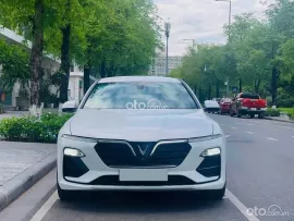 Xe trang bị đồ chơi cao cấp như cốp điện, camera, sạc ko dây,..