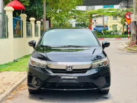 Xe đã bọc ghế da (zin ghế nỉ) đã trải sàn da, lắp thêm cảm biến va chạm đằng sau