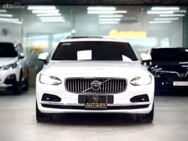 Mẫu xe sedan cao cấp, đầy đủ tiện nghi