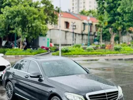 Full Option như 1 chiếc Merc S: Loa Bumester, nước hoa, cốp điện, đèn Multibeam, ghế điện,.