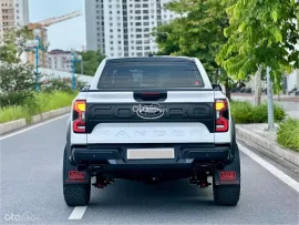 Xe đã độ nhiều đồ chơi xịn cho xe như ghế massa, mâm lốp, bóng hơi