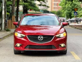 Xe sedan cao cấp màu đỏ nổi bật