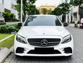 Mẫu xe thể thao đẳng cấp với nội thất đen