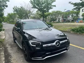 Xe sang trọng màu đen nội thất kem