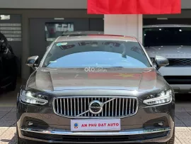 Xe màu xám, nội thất nâu