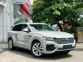 Phiên bản Luxury màu be có phuộc hơi nâng hạ gầm cực êm, lái hay, sang trọng