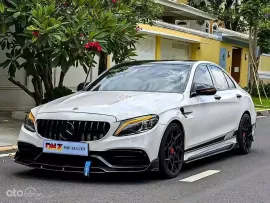 Full option AMG với body kit C63