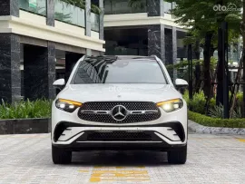 Xe màu trắng nội thất đen, cực sang