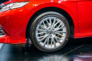 Đánh giá xe Toyota Camry 2019: La-zăng đa chấu mới.