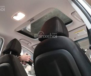 Đánh giá xe Hyundai Kona 2018: Hàng ghế trước bọc da.