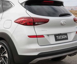 So sánh Hyundai Tucson 2019 mới và Hyundai Tucson 2018 cũ về đuôi xe a3