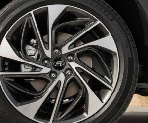So sánh Hyundai Tucson 2019 mới và Hyundai Tucson 2018 cũ về la-zăng a1