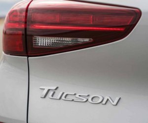 So sánh Hyundai Tucson 2019 mới và Hyundai Tucson 2018 cũ về đèn hậu a1