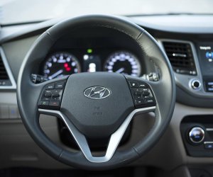 So sánh Hyundai Tucson 2019 mới và Hyundai Tucson 2018 cũ về vô-lăng a2