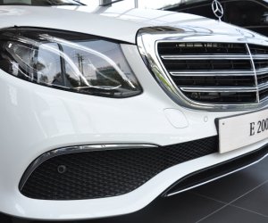 Đánh giá xe Mercedes-Benz E200 2018: Đèn pha full-LED .