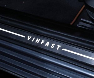 VinFast LUX A2.0 - Bậc cửa với dòng chữ VinFast phát sáng..