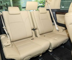 Đánh giá xe Toyota Alphard Luxury 2019: Thiết kế hàng ghế sau 1