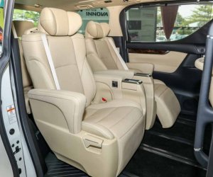 Đánh giá xe Toyota Alphard Luxury 2019: Thiết kế hàng ghế trước 1