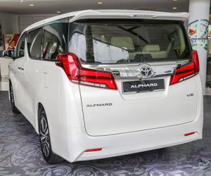Đánh giá xe Toyota Alphard Luxury 2019: Thanh crom to bản kết nối hai cụm đèn pha 1