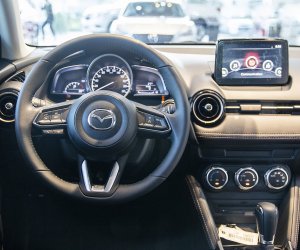 Ảnh chụp vô-lăng xe Mazda 2 2019-2020