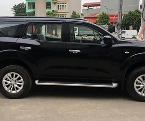 Ảnh chụp thân xe Nissan Terra 2019 bản MT