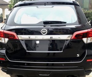 Ảnh chụp đuôi xe Nissan Terra 2019 bản số sàn