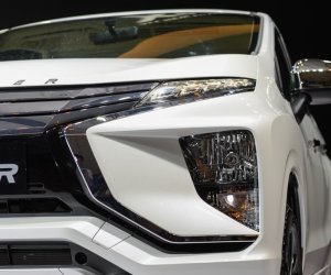 Ảnh phía trước đèn xe Mitsubishi Xpander 2018 màu trắng