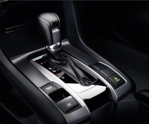 Bảng điều khiển xe Honda Civic 1.5 RS 2019: Cần gạt số.