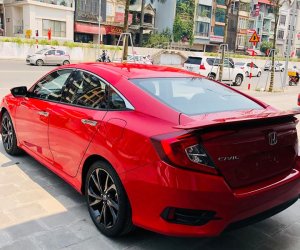 Đánh giá xe Honda Civic 1.5 RS 2019 về thiết kế đuôi xe nhìn nghiêng.