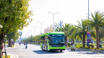 Xe buýt điện đầu tiên ở Việt Nam - VinBus chính thức hoạt động tại Hà Nội