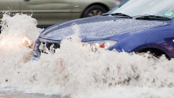 Đừng để xe bị thủy kích, ngập nước vào mùa mưa bão!