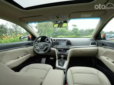 Khoang cabin Elantra không có quá nhiều khá biệt 1