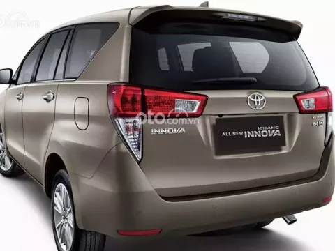 Toyota Innova 2017 có thiết kế tối giản nhưng không kém phần thanh lịch. 1