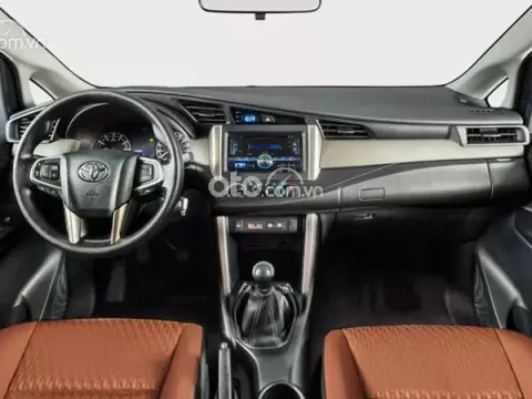 Khoang nội thất Toyota Innova 2018 cũ 1