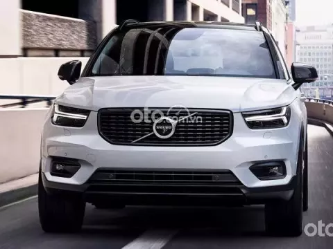 Phần đầu xe mang thiết kế vuông vức đặc trưng của xe Volvo thế hệ mới Phần đầu xe mang thiết kế vuông vức đặc trưng của xe Volvo thế hệ mới 1