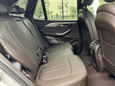 hàng ghế thứ ba cũng là điểm khiến VinFast Lux SA2.0 bị chê bởi khá chật.