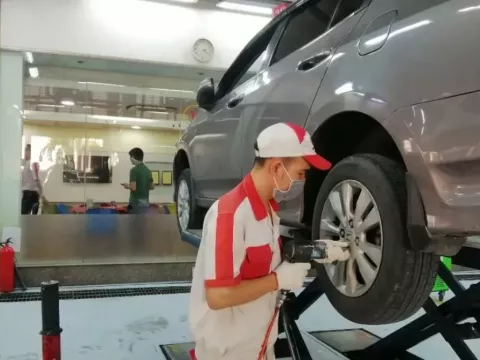 Kỹ thuật viên đang sửa lỗi trên chiếc Honda City cũ.