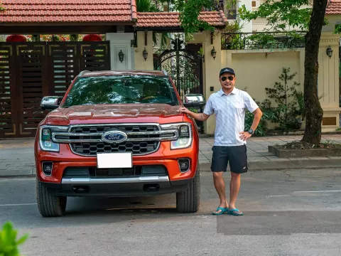 Anh Nhật cùng chiếc Ford Everest .