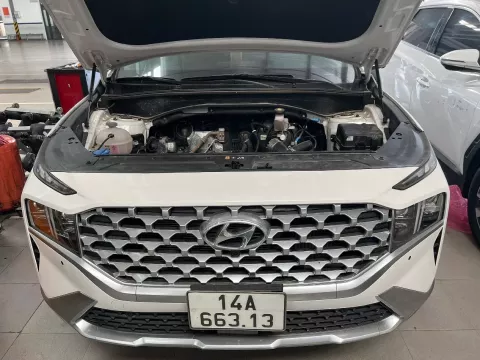 Chiếc Hyundai Santa Fe bị lỗi của anh Toàn trong xưởng đại lý chính hãng