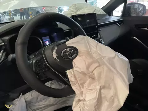 Một chiếc Toyota Corolla Cross 2022 gặp tai nạn bị bung túi khí đang được đưa đến garage để sửa