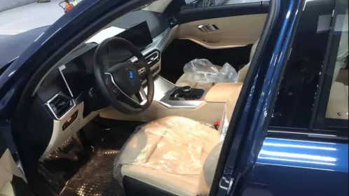 BMW 320i Sport Line 2023 chưa bóc hết nilon nội thất đã lên sàn xe cũ bán lỗ cả trăm triệu