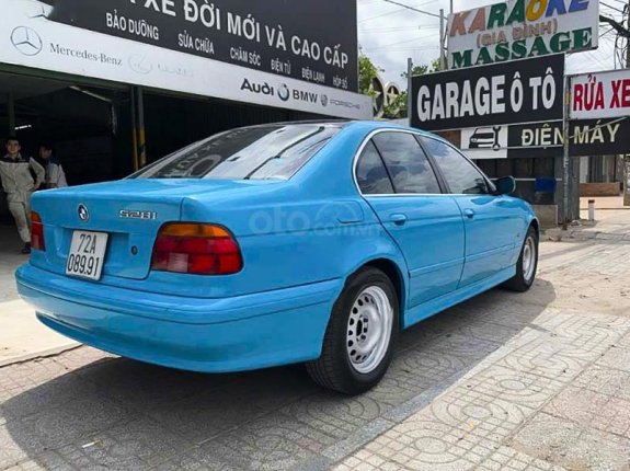 Cần bán BMW 528i năm sản xuất 1999, màu xanh lam, xe nhập, giá 111tr
