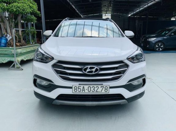 Cần bán lại xe Hyundai Santa Fe năm sản xuất 2018, màu trắng còn mới