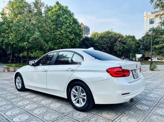 Bán BMW 320i LCI năm sản xuất 2015, màu trắng, giá 950tr
