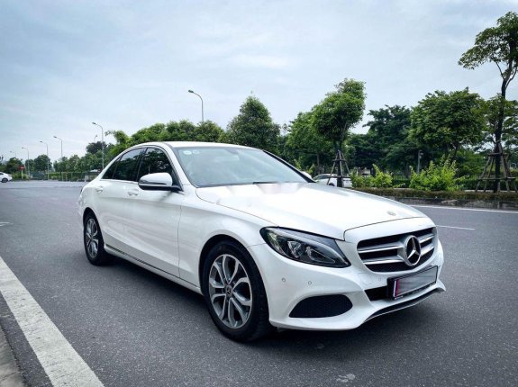 Cần bán Mercedes C200 đời 2017, màu trắng