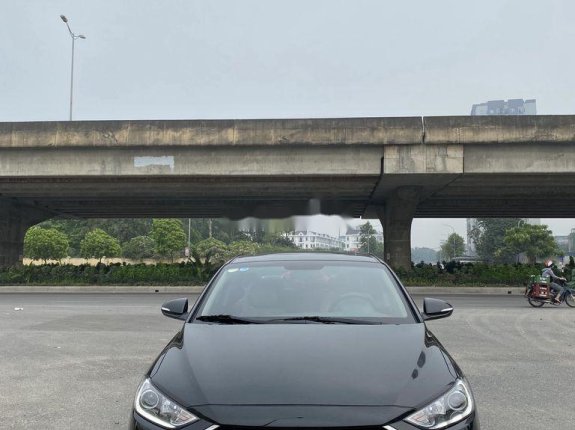 Cần bán Hyundai Elantra đời 2019, màu đen số tự động, giá chỉ 565 triệu