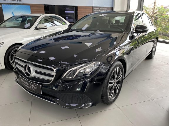 Cần bán gấp xe Mercedes Benz E180, màu đen nội thất nâu sản xuất 2020
