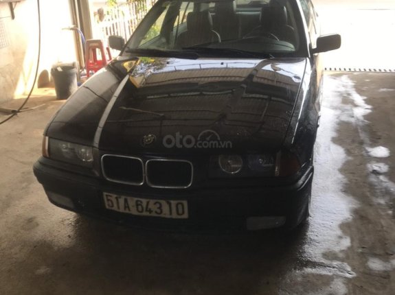 Cần bán BMW 320i năm sản xuất 1994, xe chính chủ đầu đủ giấy tờ, giá 89tr